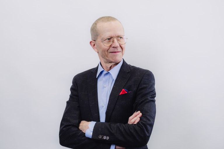 Teemu Torvelainen katsoo sivulle.