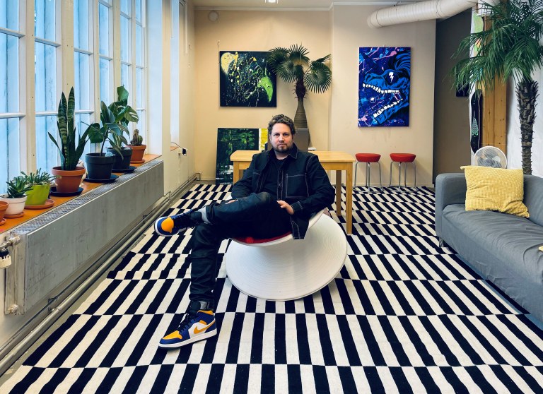 Arkkitehti Ville Saarikoski istuu värikkäässä studiossaan.
