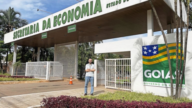 Pekka Horttanainen seisoo portin edessä, portissa lukee Secretaria da Economia.