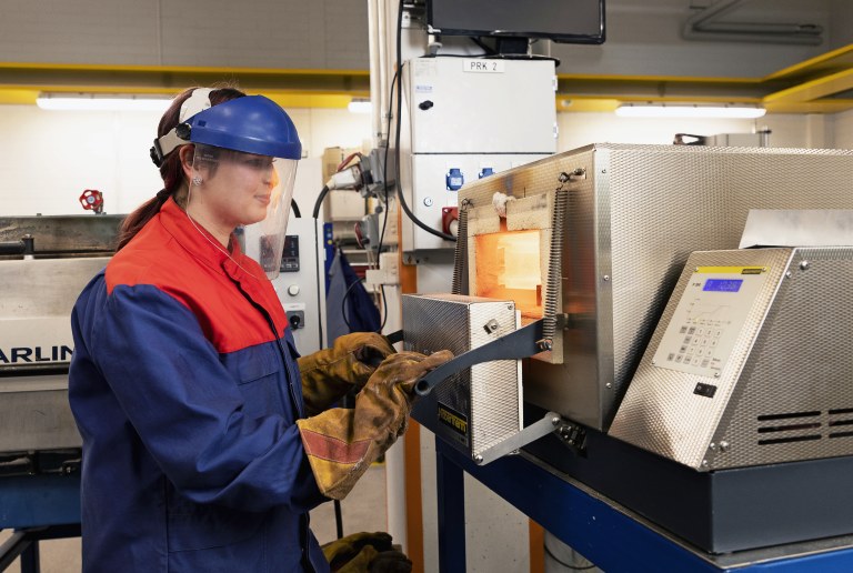 Renata Latypova suoja-asussa laboratoriossa.