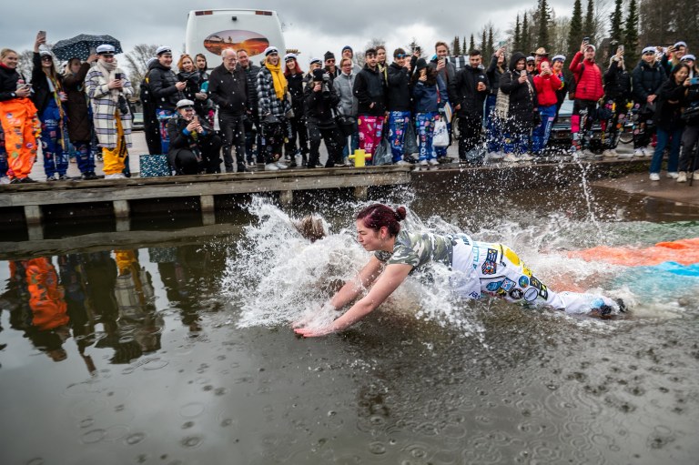 Jana Filippova syöksyy Vesijärveen. 