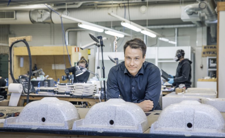 Petro Lahtinen katsoo kameraan Woodion tehtaalla.