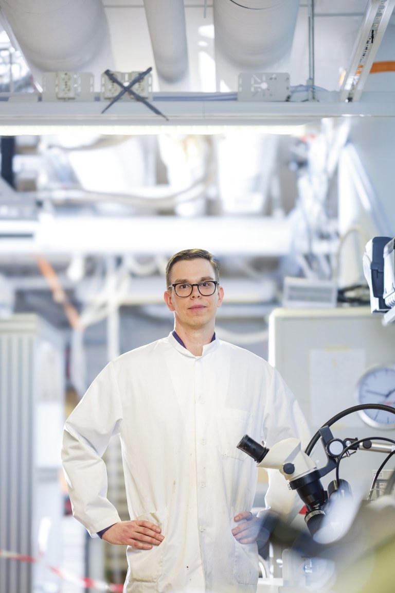 Juha Heinonen seisoo laboratoriossa ja katsoo kameraan.