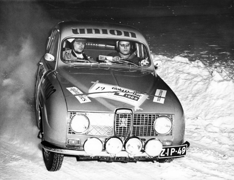 Mustavalkoinen kuva Teekkarirallyesta 1969.