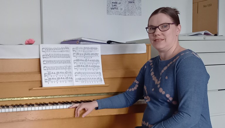 Saara Vehkala katsoo kameraan.