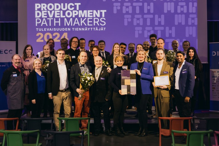 Tuotekehityspalkinnon voittajat yhteiskuvassa