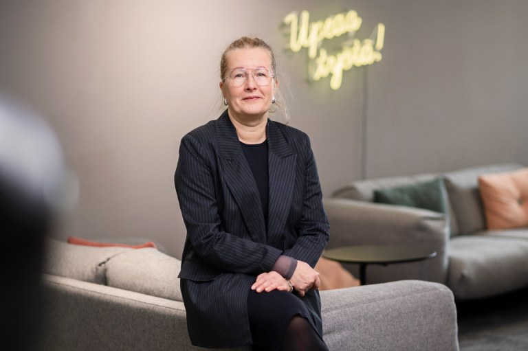 Merina Salminen katsoo kameraan.