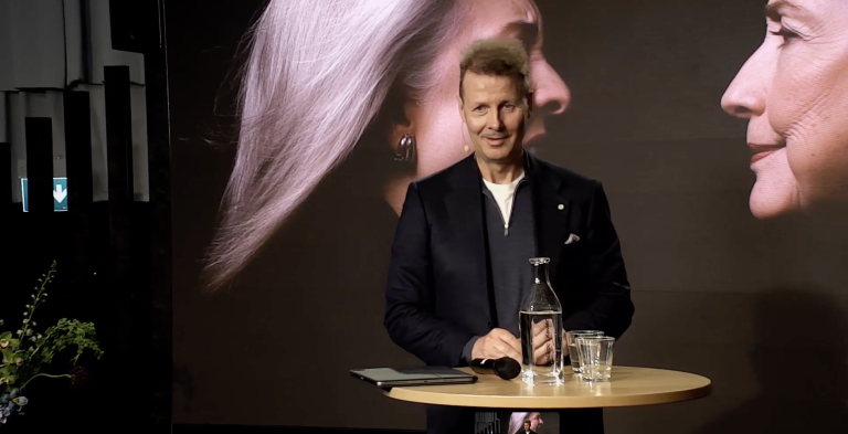 Risto Siilasmaa esiintymislavalla.