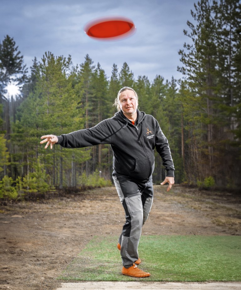 Ville Nivalainen heittämässä frisbeetä.