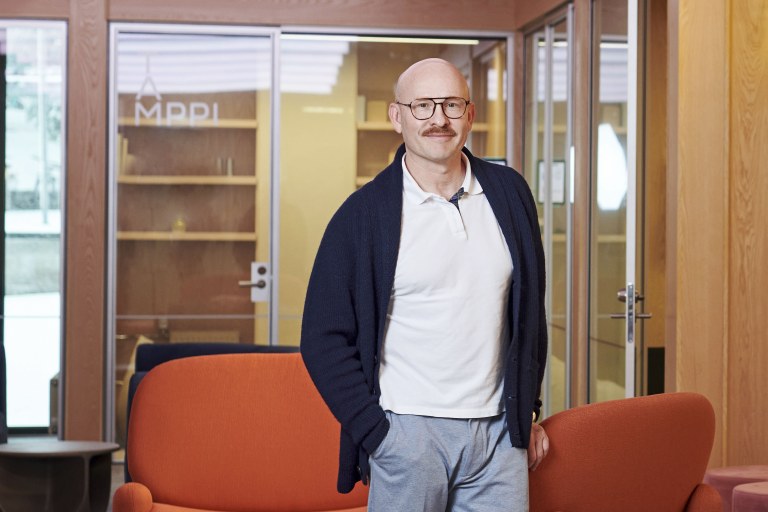 Jussi Nousiainen katsoo kameraan.