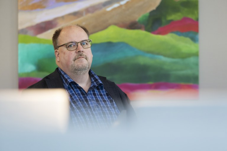 Staffan Österholm katsoo kameraan.
