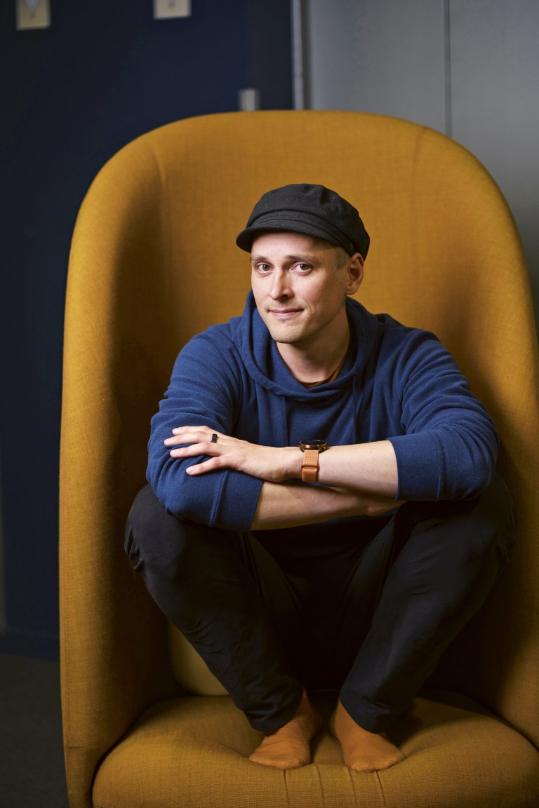Niklas Strengell katsoo kameraan.