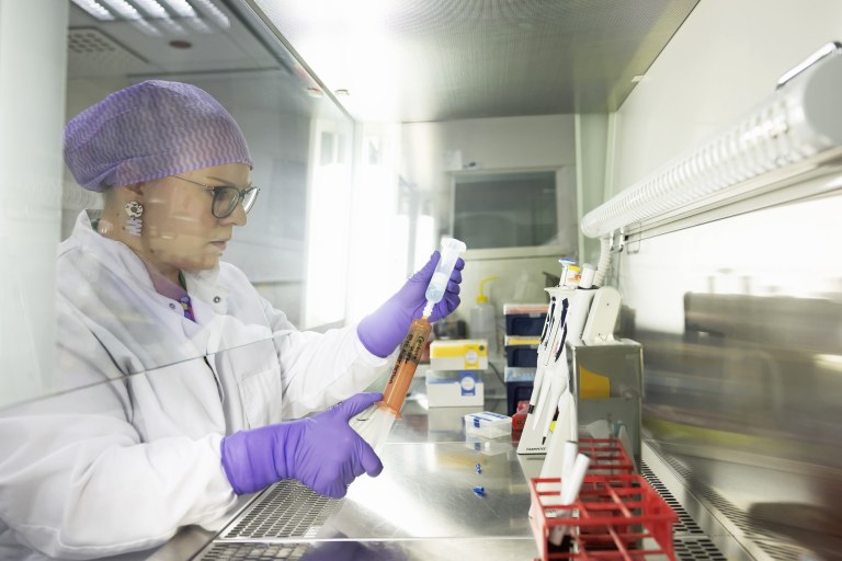 Paula Puistola työskentelee laboratoriossa.