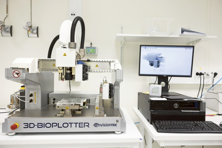 Kuvassa 3D-biotulostin laboratoriossa.
