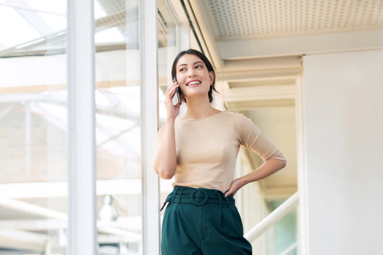 Henkilö puhumassa puhelimeen toimistolla