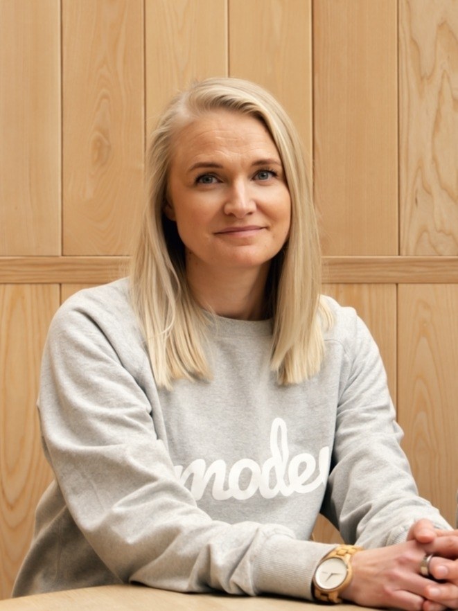 Profiilikuvassa Anu Ala-Outinen.