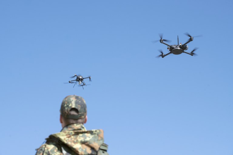 Kaksi droonia lentää.