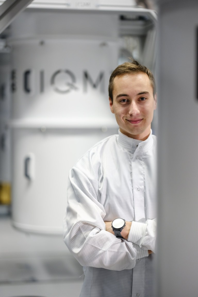 Eric Hyyppä kädet puuskassa, taustalla IQM:n tiloja.