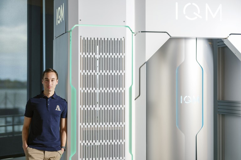 Eric Hyyppä katsoo kameraan.