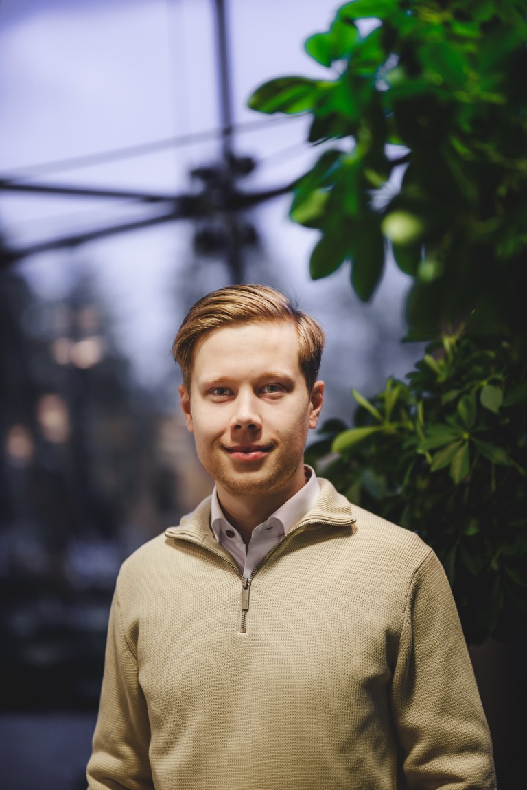 Etualalla Miika Manu, taustalla viherkasveja.