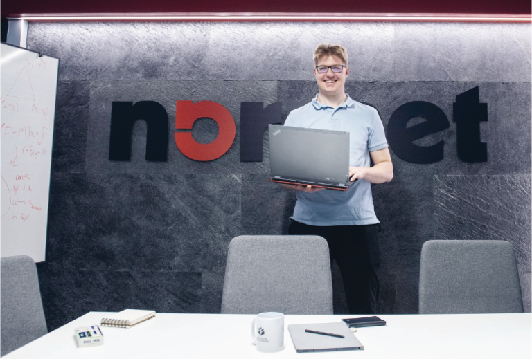 Eemeli Muurainen katsoo kameraan.