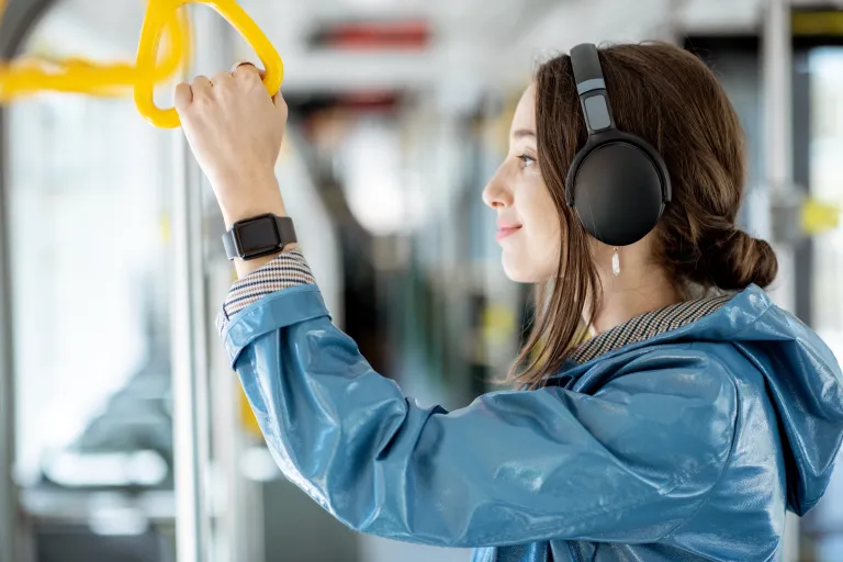 nainen, kuulokkeet, letku