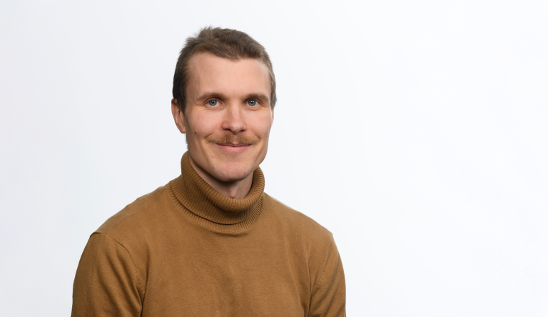 Panu Musakka katsoo kameraan.