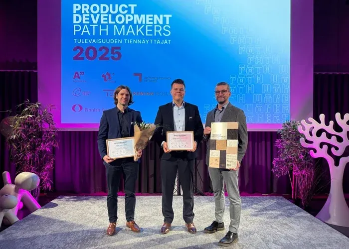 Palkitut seisovat lavalla.