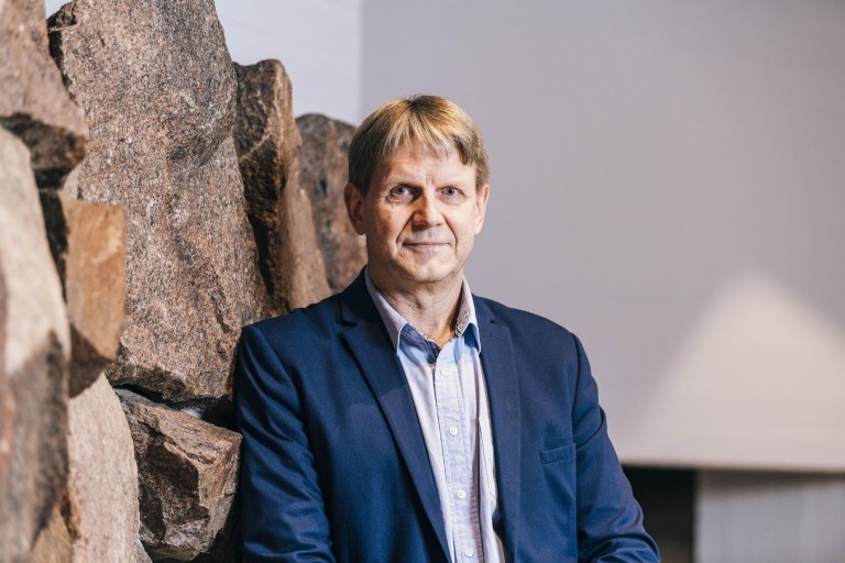 Henkilökuvassa Aalto-yliopiston dekaani Jouko Lampinen.