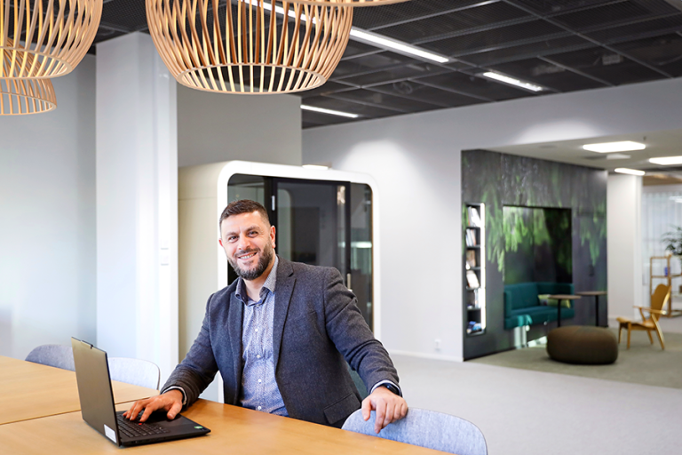 Artur Brutyan istuu pöydän ääressä