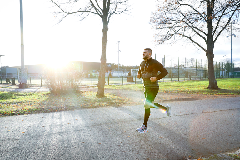 Artur Brutyan juoksee.