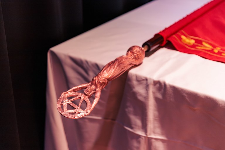 Jumalatar Nikeä kuvaava kärkikoriste.