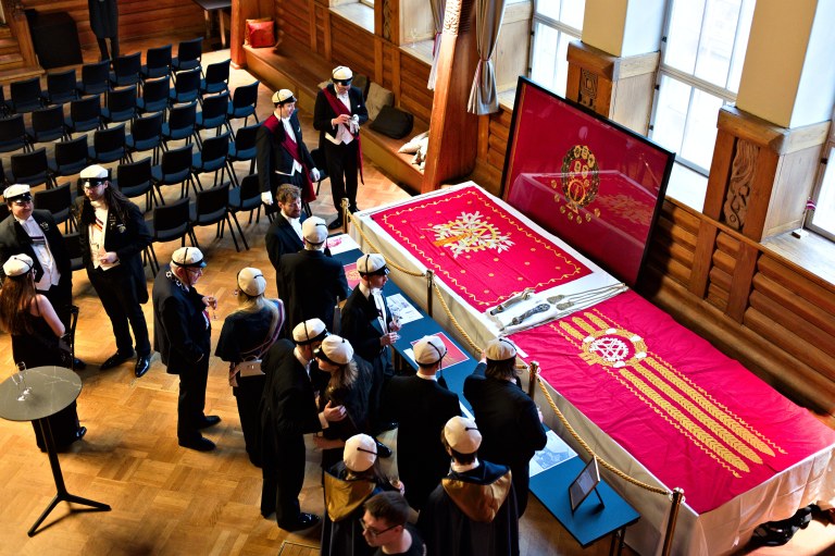 Yläviistosta otettu kuva, jossa näkyy lippuja ja juhlaväkeä niiden ympärillä.