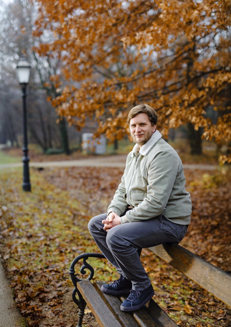 Mikael Hietala istuu puiston penkillä.