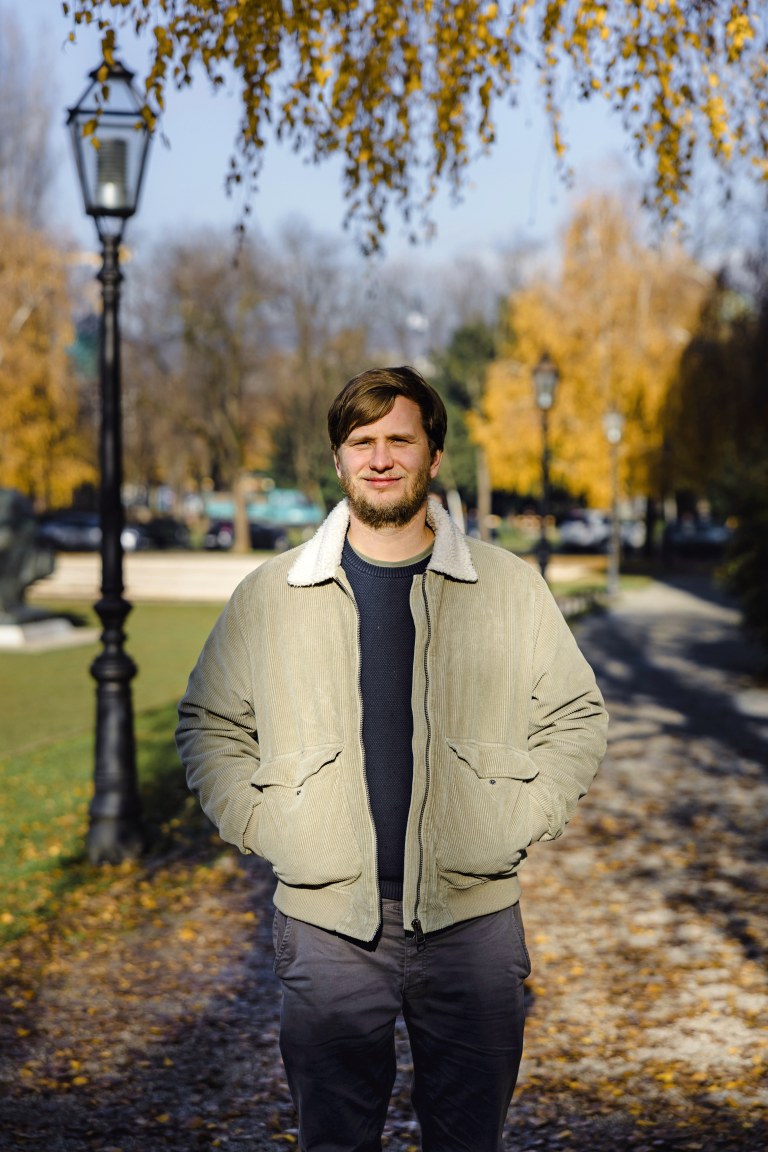 Mikael Hietala seisoo puistossa kädet takkinsa taskuissa.