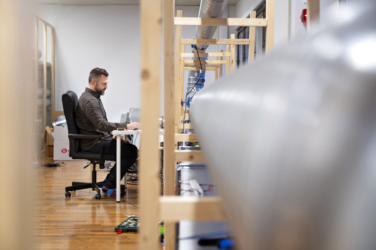 Tapio Pernu istuu työnsä ääressä.