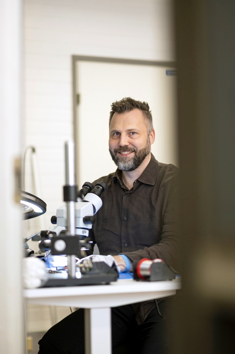 Tapio Pernu katsoo kameraan työnsä äärellä.