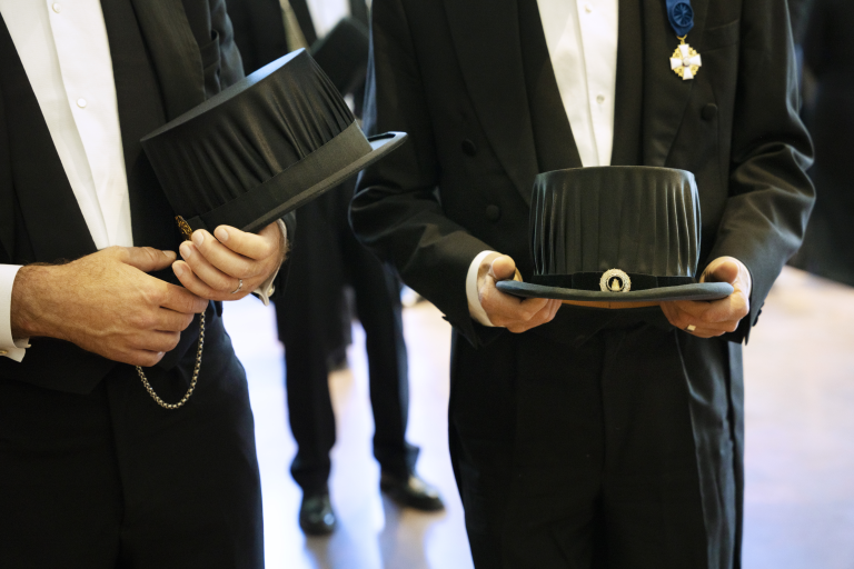 Tohtoreita hattuineen.