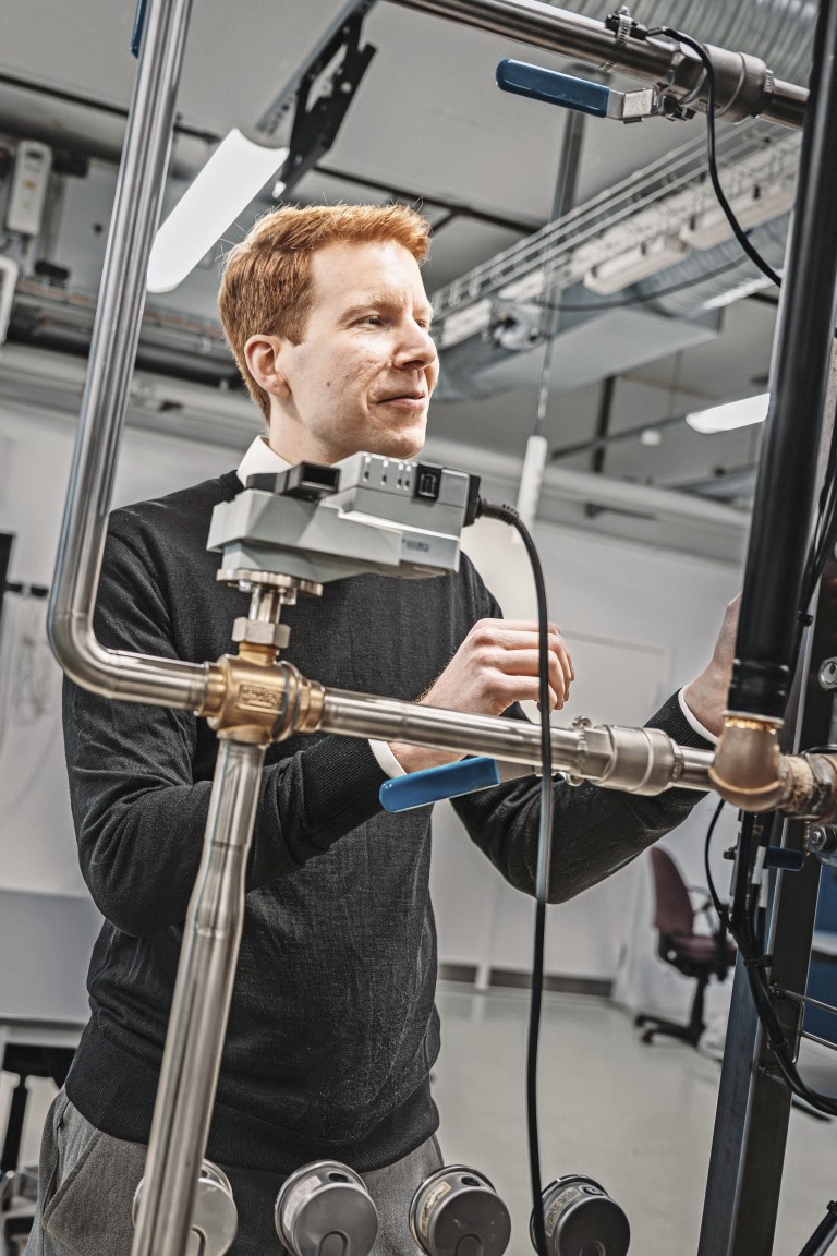 Joel Kronqvist katselee putkia.