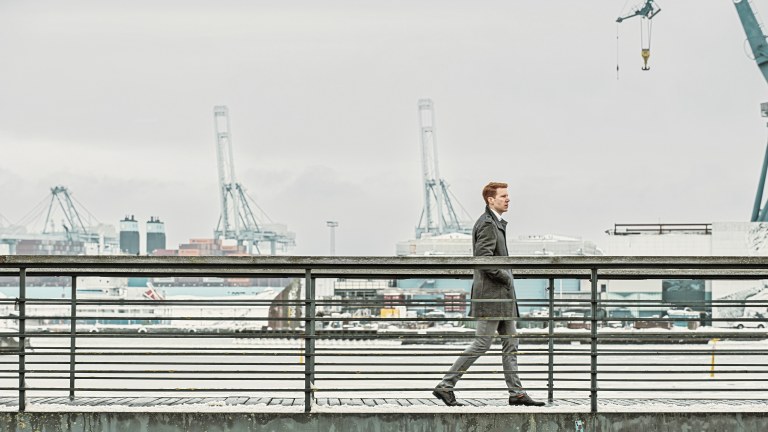 Joel Kronqvist kävelee satamassa.