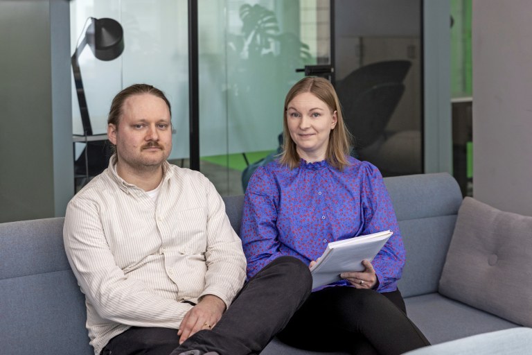 Markus Lindholm ja Minna Vallinrinne istuvat sohvalla.