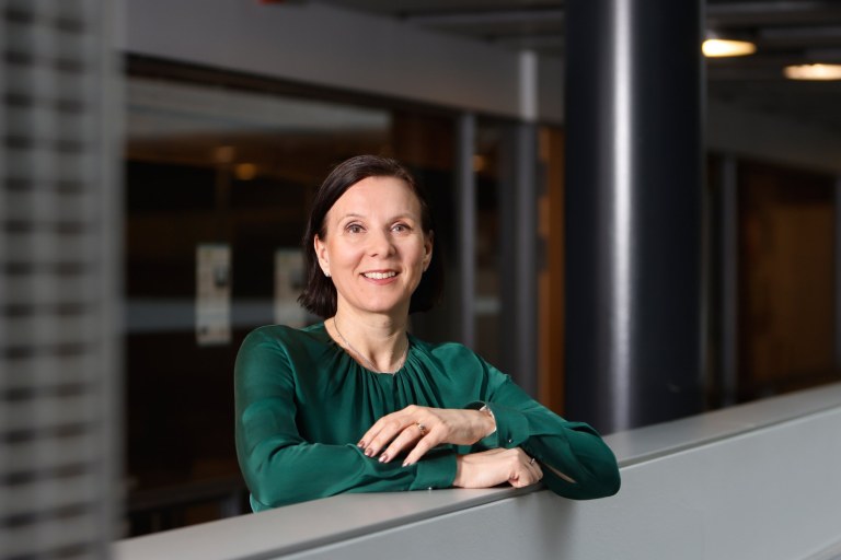 Laura Ruotsalainen katsoo kameraan.