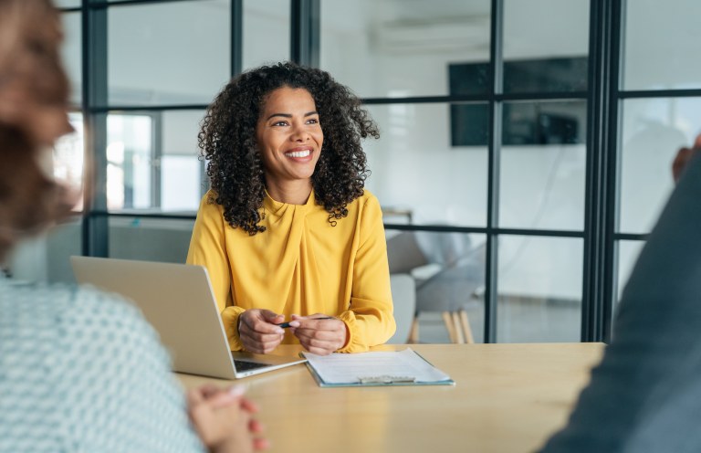 nainen, tietokone, keltainen pusero, rekrytointi