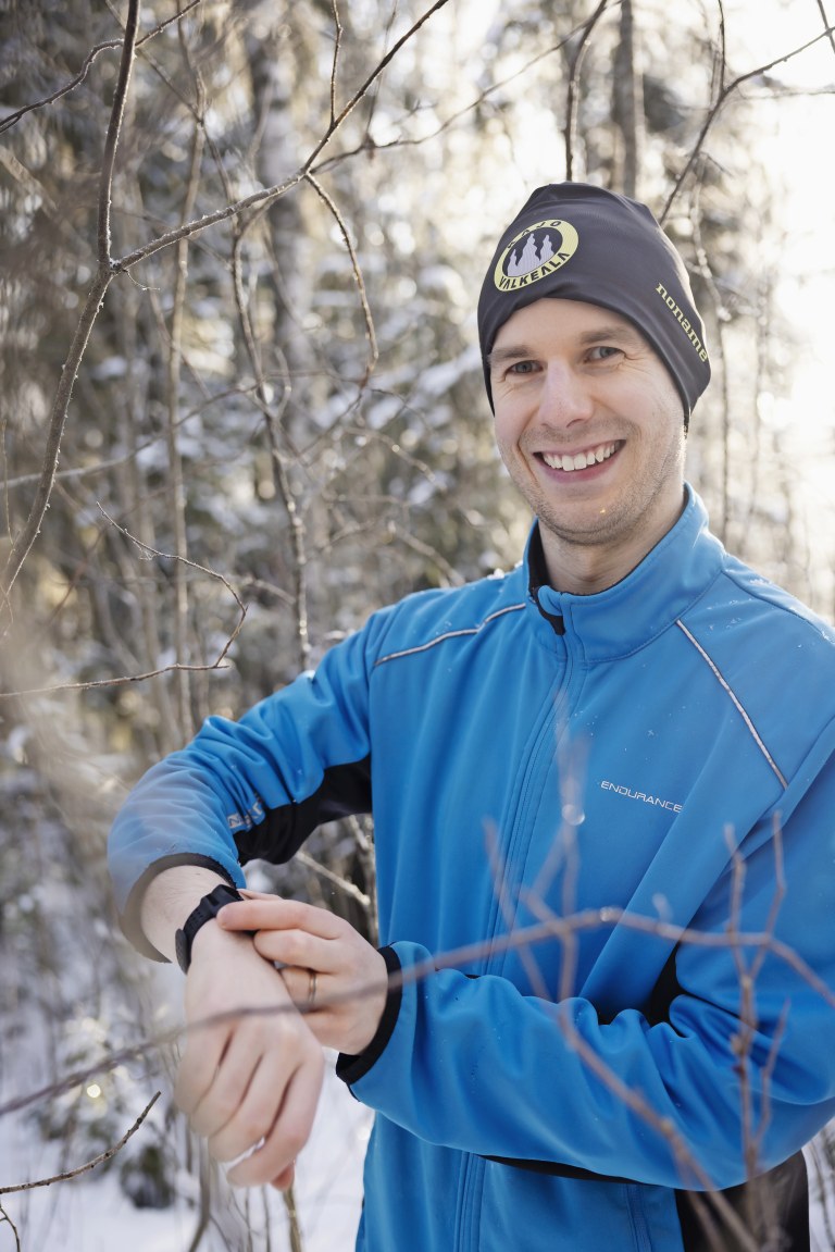 Teemu Pukkila katsoo kameraan.