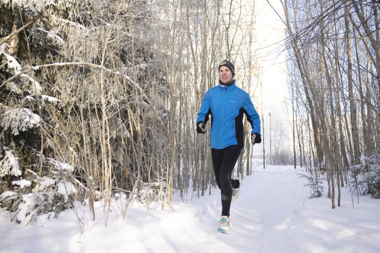 Teemu Pukkila juoksee metsässä.