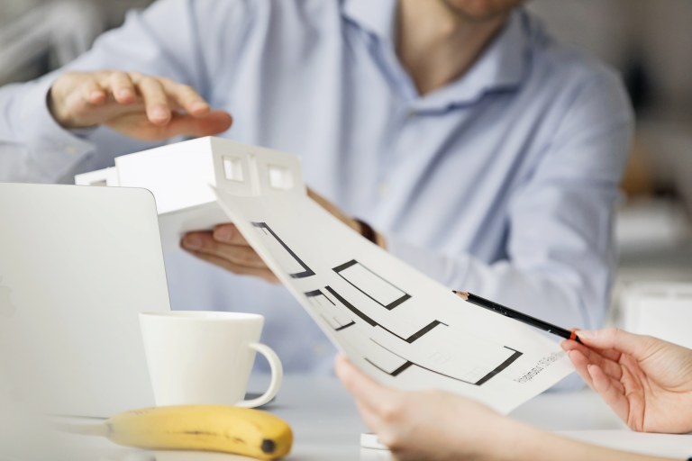 Ihmisiä kaavakuvan ääressä.