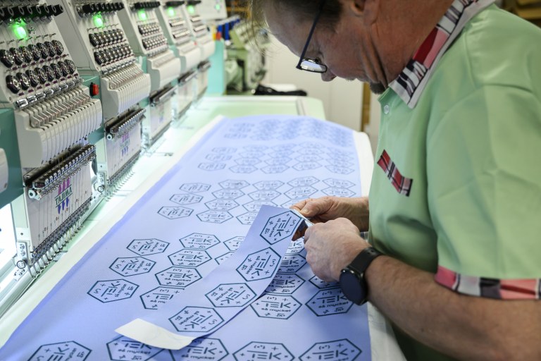 Kangasta leikataan pienempiin osiin.