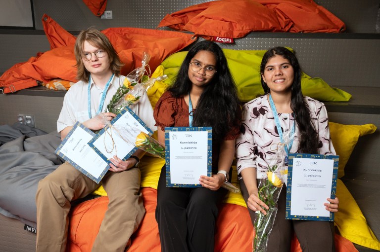 Kipinä-voittajat istuvat portaikossa tyynyillä.