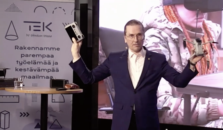 Mikko Hyppönen esittelee droonia.