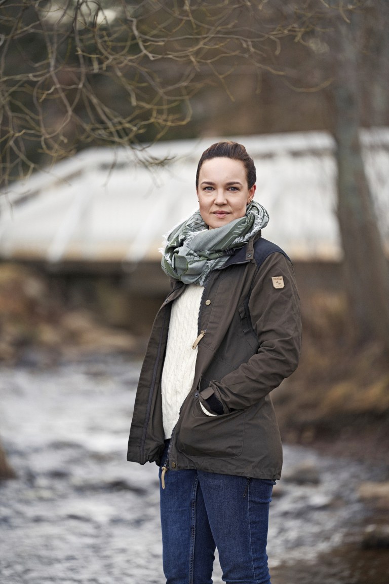 Minna Mäki-Asiala katsoo kameraan.
